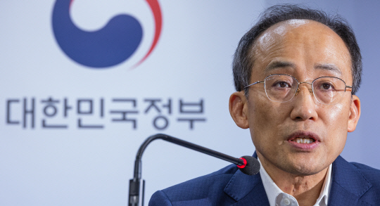 추경호 부총리 겸 기획재정부 장관이 4일 오후 서울 종로구 정부서울청사에서 2023년 하반기 경제정책 방향 합동브리핑을 하고 있다. [연합뉴스]